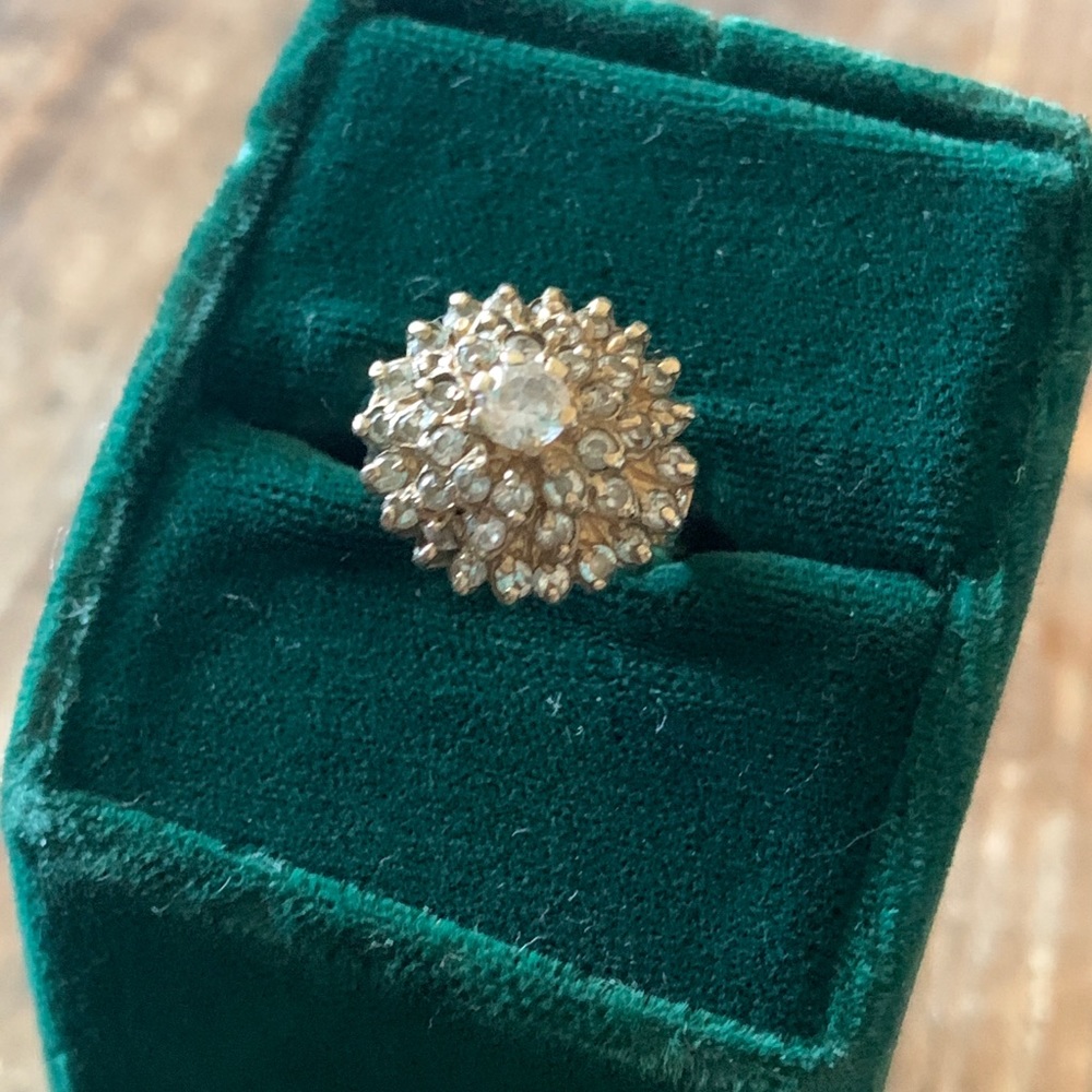10k solid gold women’s ring sz 5 5.67 gramos diamond
